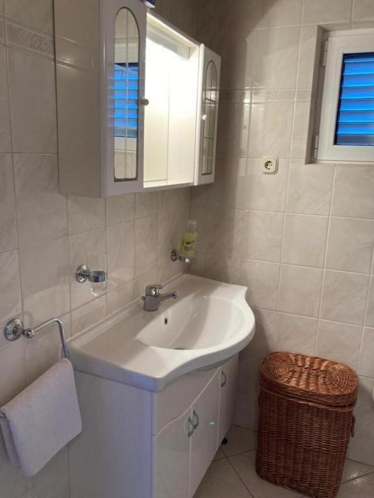 Apartments By The Sea Milna, Vis - 8896 Номер фото
